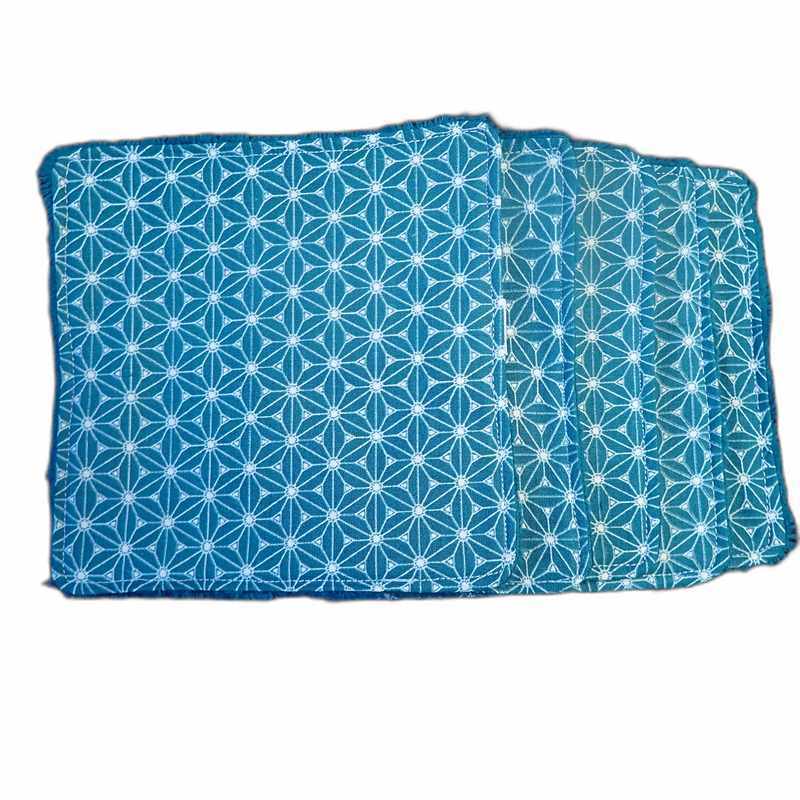 Cinq lingettes lavables bleues rosaces