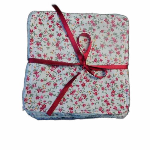 Cinq lingettes lavables fleuries bordeaux en bambou