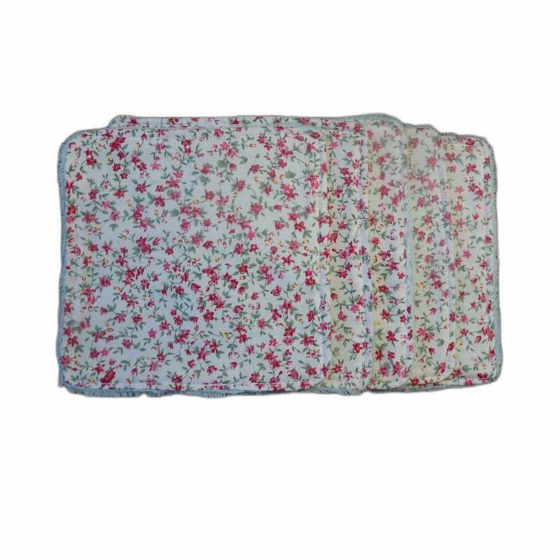 Cinq lingettes lavables fleuries bordeaux en bambou