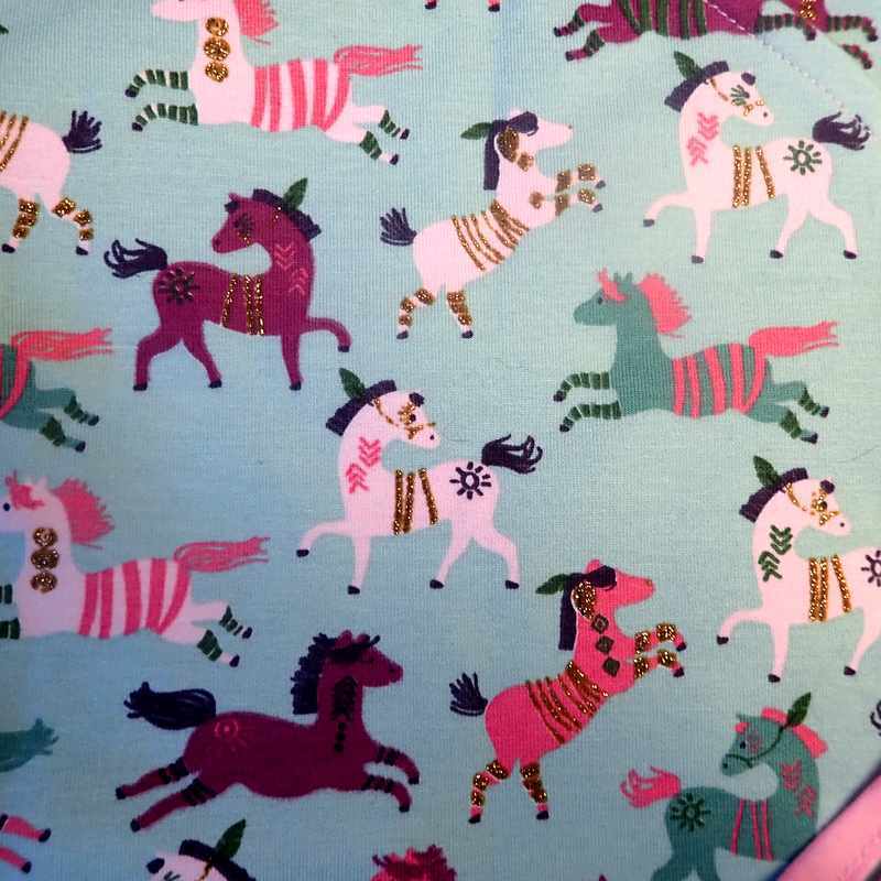Brassière verte bébé motif chevaux dorés